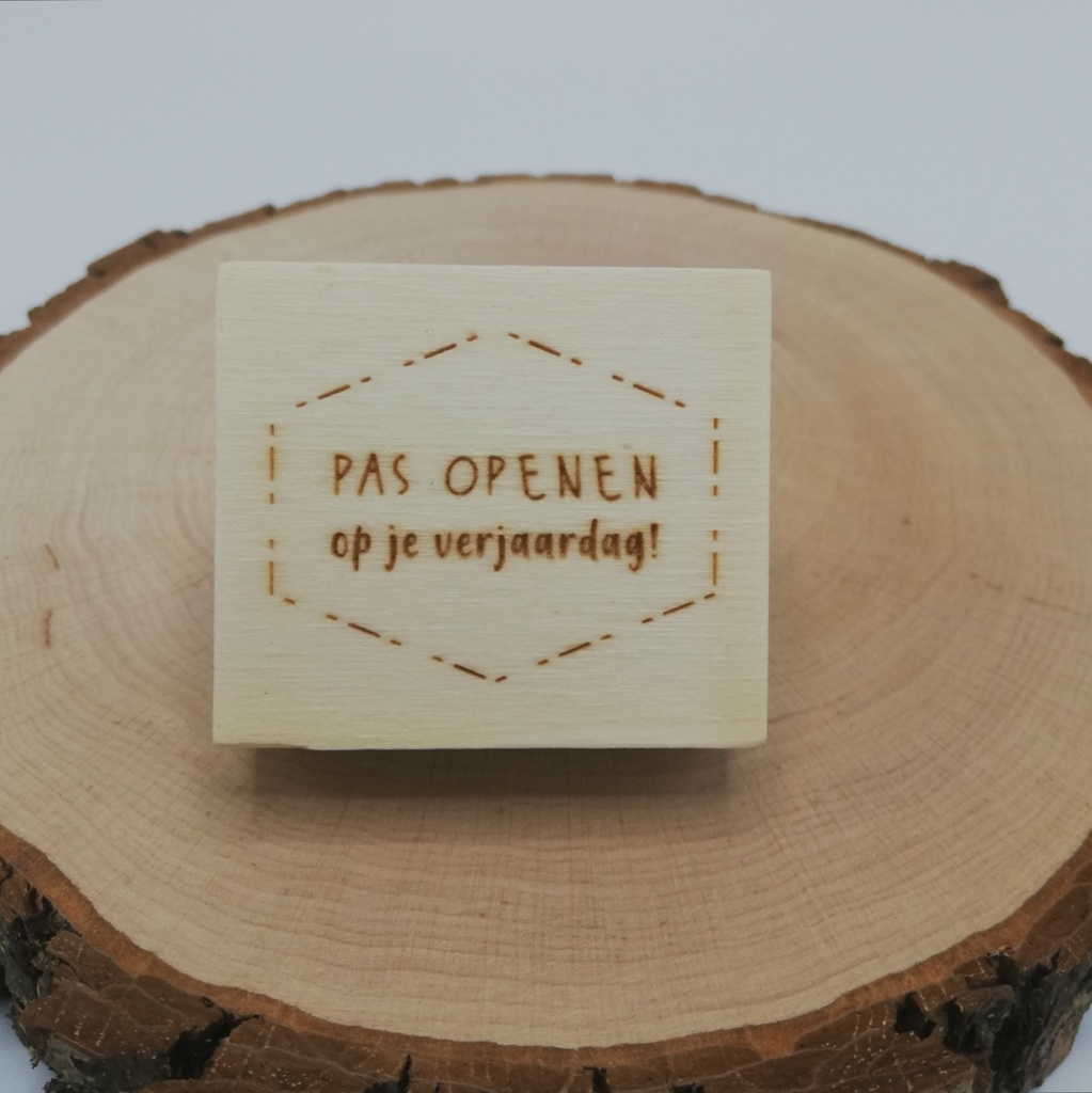 a Lut of stamps Wood Stamp - aLos211 Pas openen op je verjaardag!